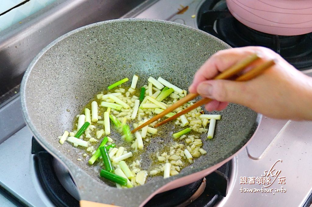 【聯鷹牌是拉差辣椒醬】電磁爐料理-海鮮炒泡麵.酸辣茄子