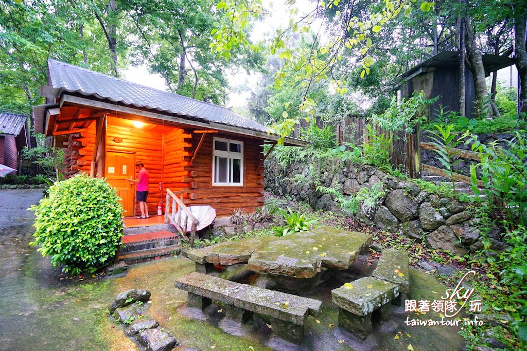 你想過在海拔1000公尺上的阿里山露營或是住小木屋嗎？露營區還可以釣魚，這魚釣起來當然是～嘿嘿嘿，而且還有五星生態，像：螢火蟲就、飛鼠等，都在你身邊飛舞喔！夜晚比白天更美麗！　【湘泉民宿】螢火蟲嘉義住宿推薦竹崎鄉露營區.晚餐