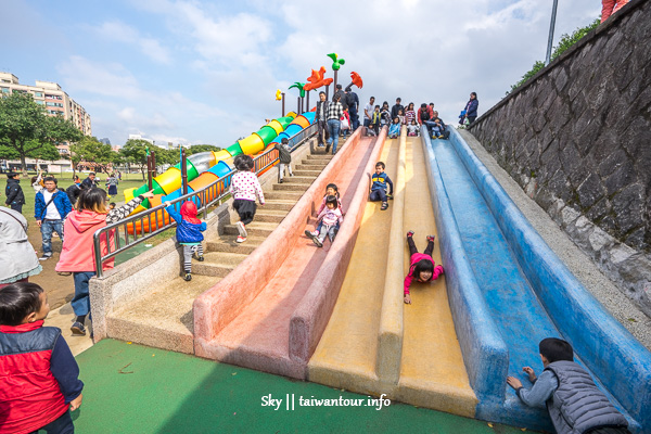 桃園親子景點【陽明運動公園】毛毛蟲特色溜滑梯