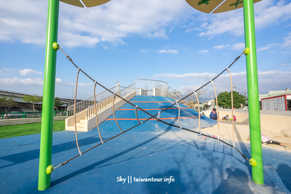 新北親子景點-最新多元化遊戲場【蘆洲環河(線型)公園】