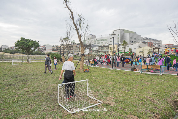 新北親子景點【鳳福公園】鶯歌全台第一座戶外彈跳床