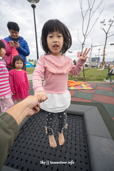 新北親子景點【鳳福公園】鶯歌全台第一座戶外彈跳床