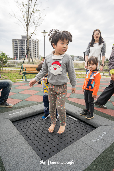 新北親子景點【鳳福公園】鶯歌全台第一座戶外彈跳床