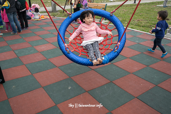 新北親子景點【鳳福公園】鶯歌全台第一座戶外彈跳床