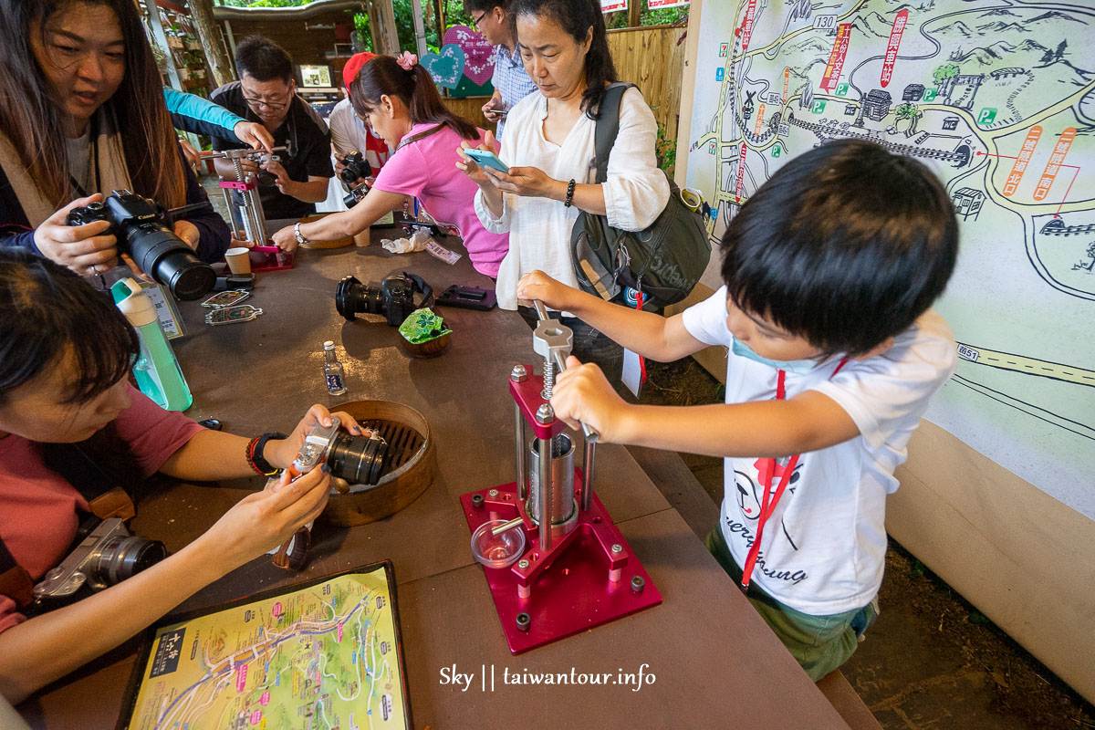 苗栗三義親子景點 【十六份人文茶館】榨苦茶油DIY體驗