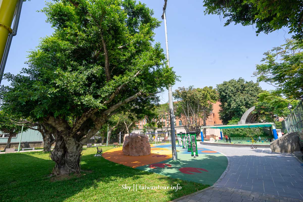 桃園特色遊戲場【新富公園】平鎮親子景點推薦.恐龍主題遊戲場