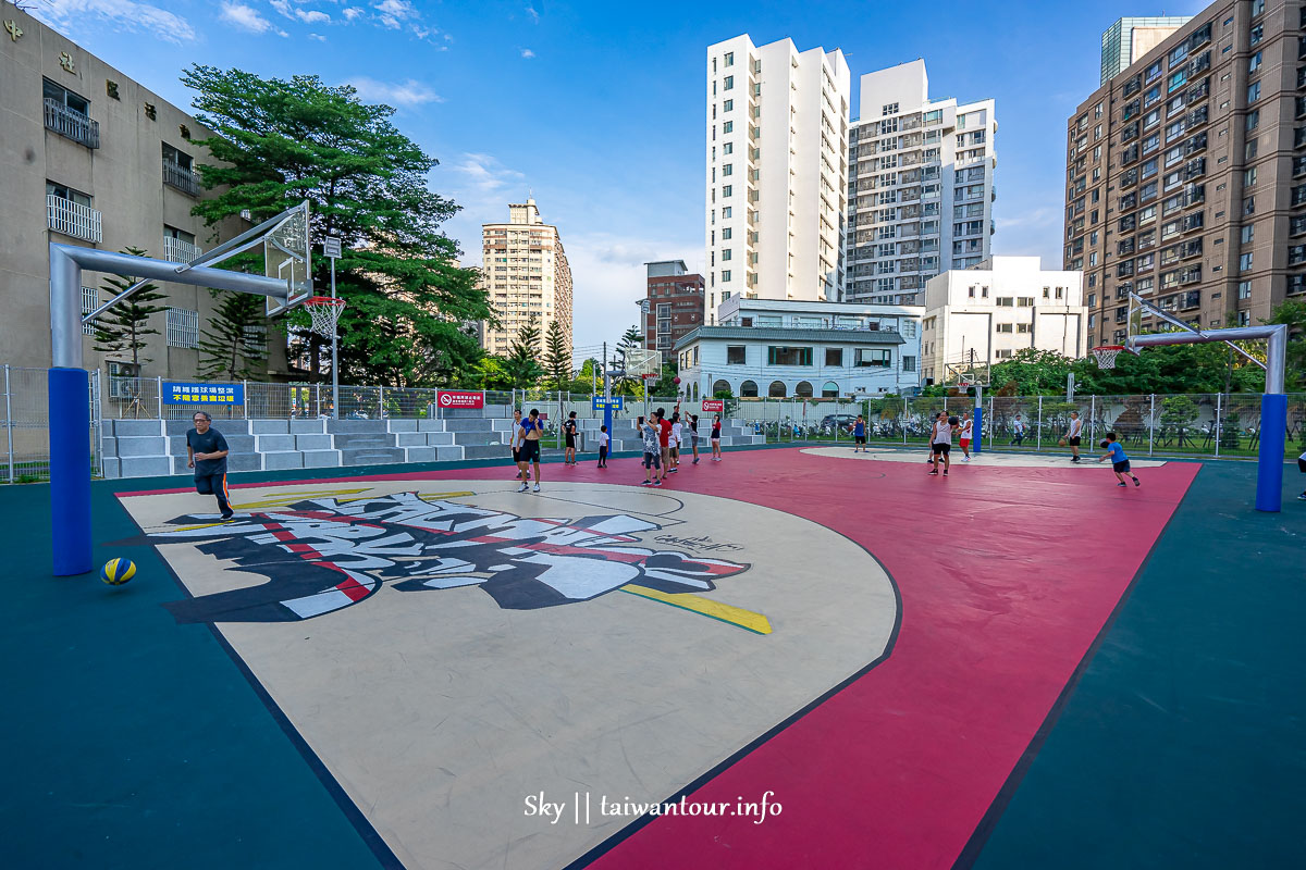 桃園親子景點【台茂兒童遊戲場】盪鞦韆.爬網.溜滑梯特色公園