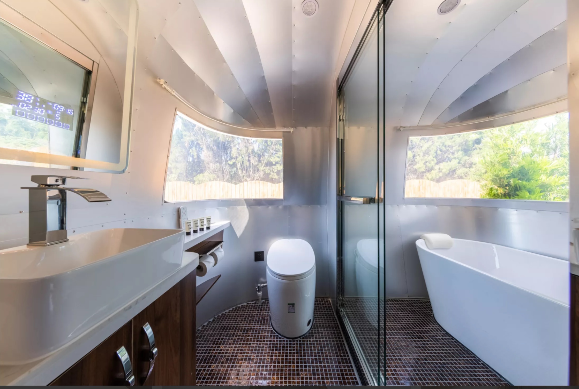 【桃園朋趣豪華露營車】親子住宿推薦.價格 【桃園朋趣豪華露營車】親子住宿推薦.價格