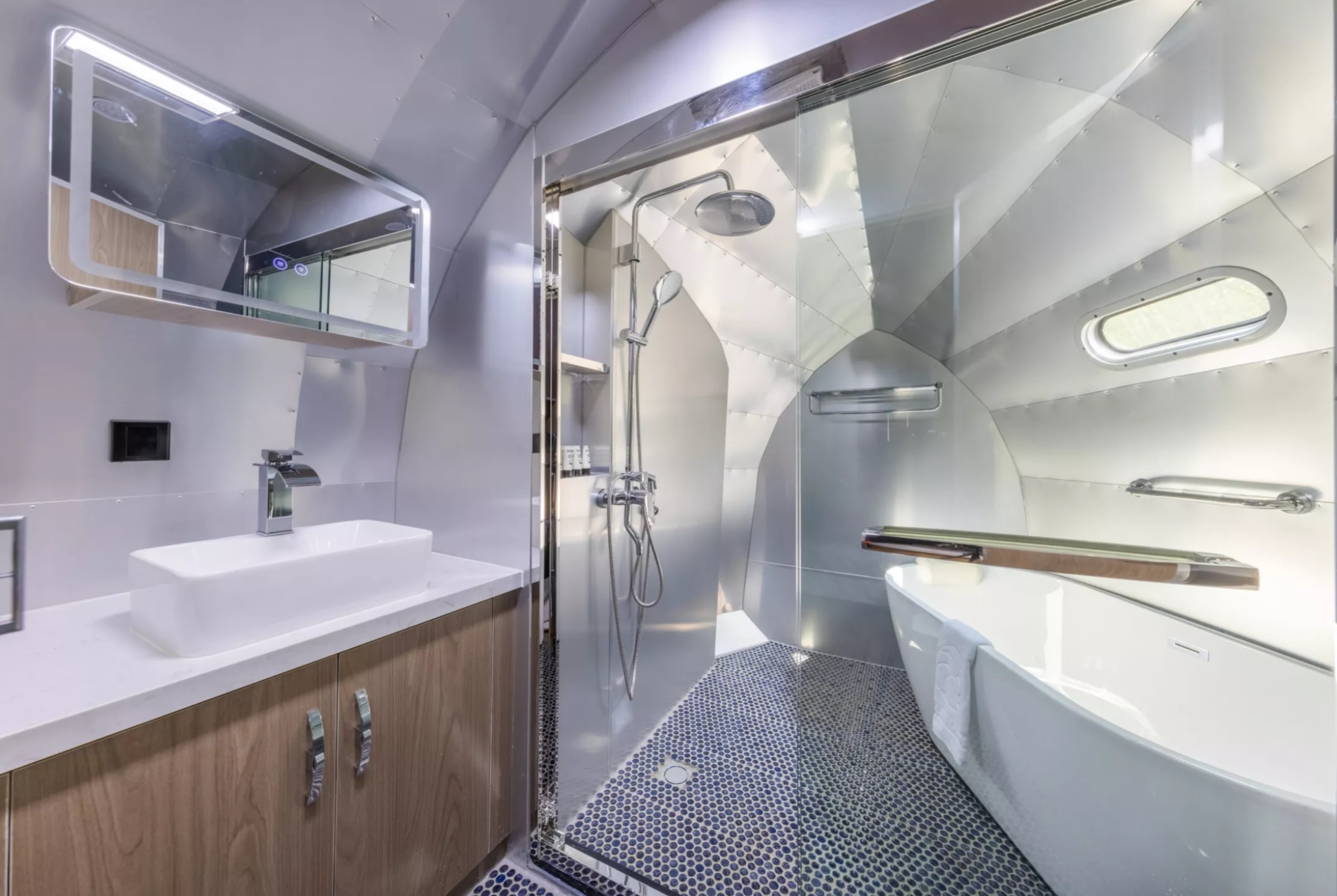 【桃園朋趣豪華露營車】親子住宿推薦.價格 【桃園朋趣豪華露營車】親子住宿推薦.價格