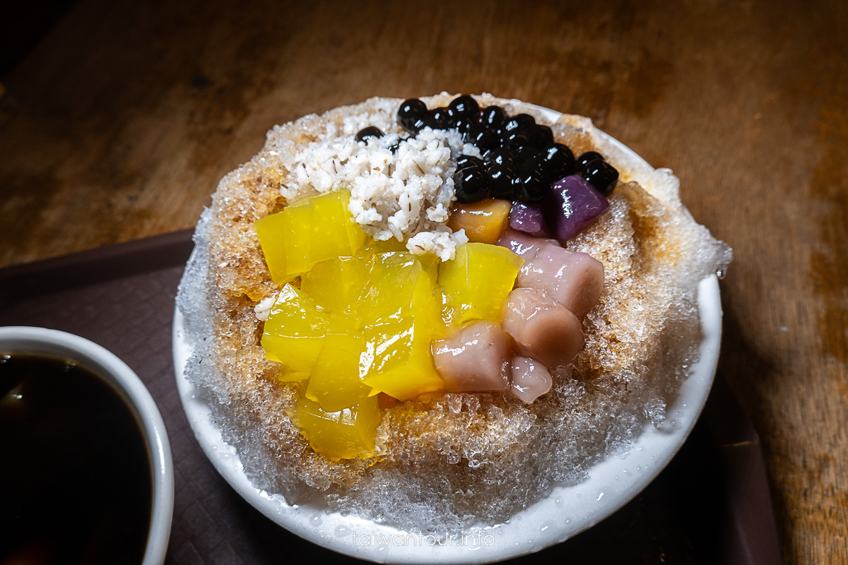 北投最狂古早味剉冰店，Google超過5000則4.2分超高評價，超過20幾種配料，每一種都好吸引人，尤其鮮奶豆花、雙鮮鬧奶、黑糖燒麻糬更是必點呢！　【水龜伯古早味】北投豆花冰店.招牌黑糖燒麻糬