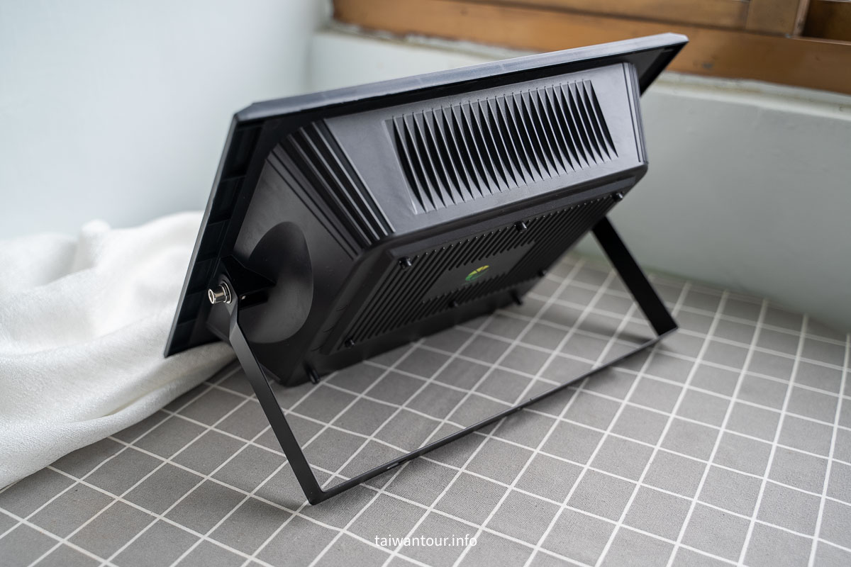【SES賽思能源】聚寶盆太陽能投射燈開箱｜IP67 防水、1500W 等效亮度，戶外照明實測