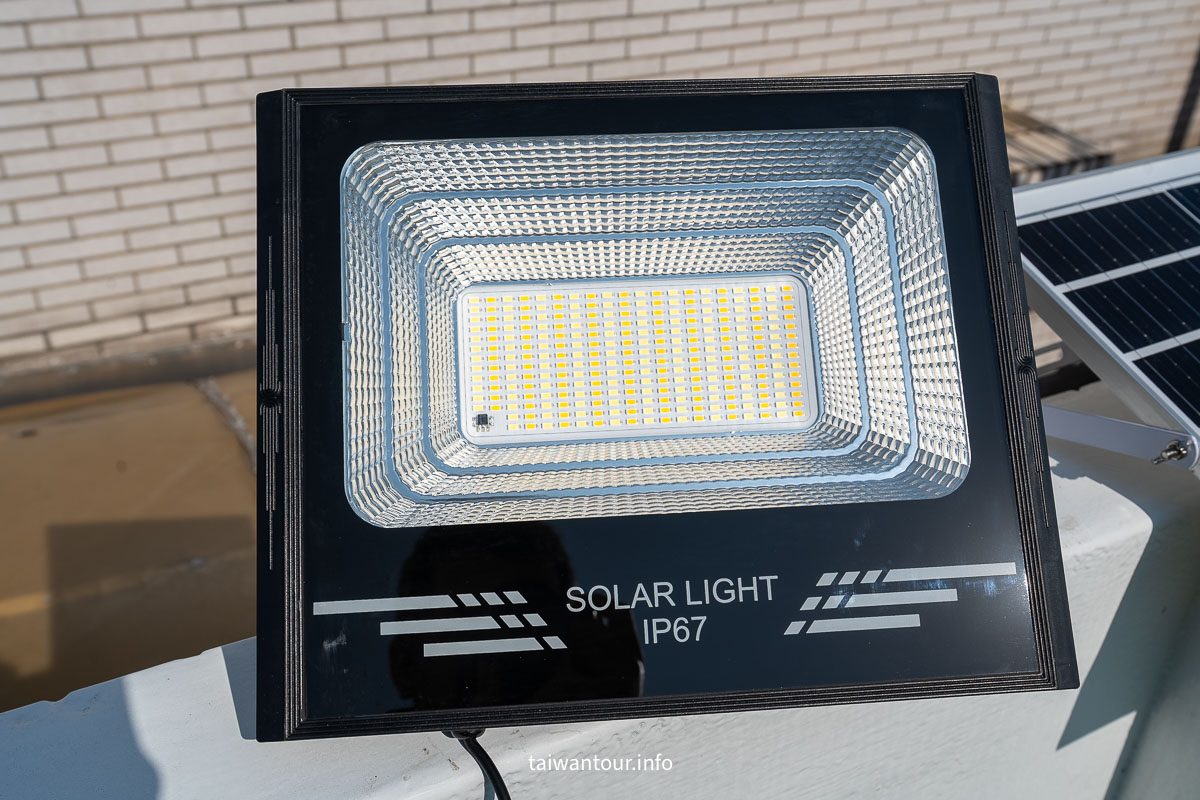 【SES賽思能源】聚寶盆太陽能投射燈開箱｜IP67 防水、1500W 等效亮度，戶外照明實測