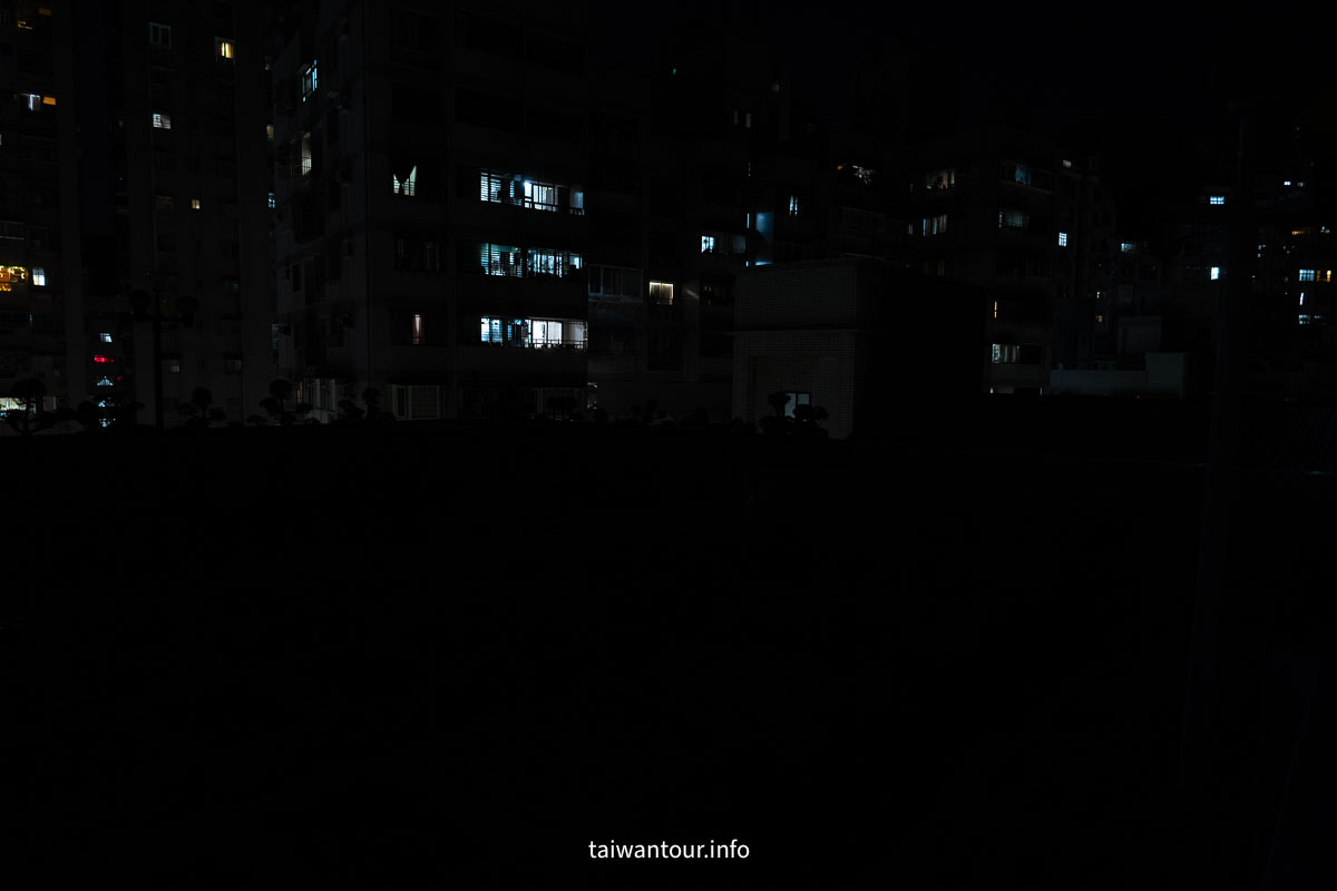 【SES賽思能源】聚寶盆太陽能投射燈開箱｜IP67 防水、1500W 等效亮度，戶外照明實測