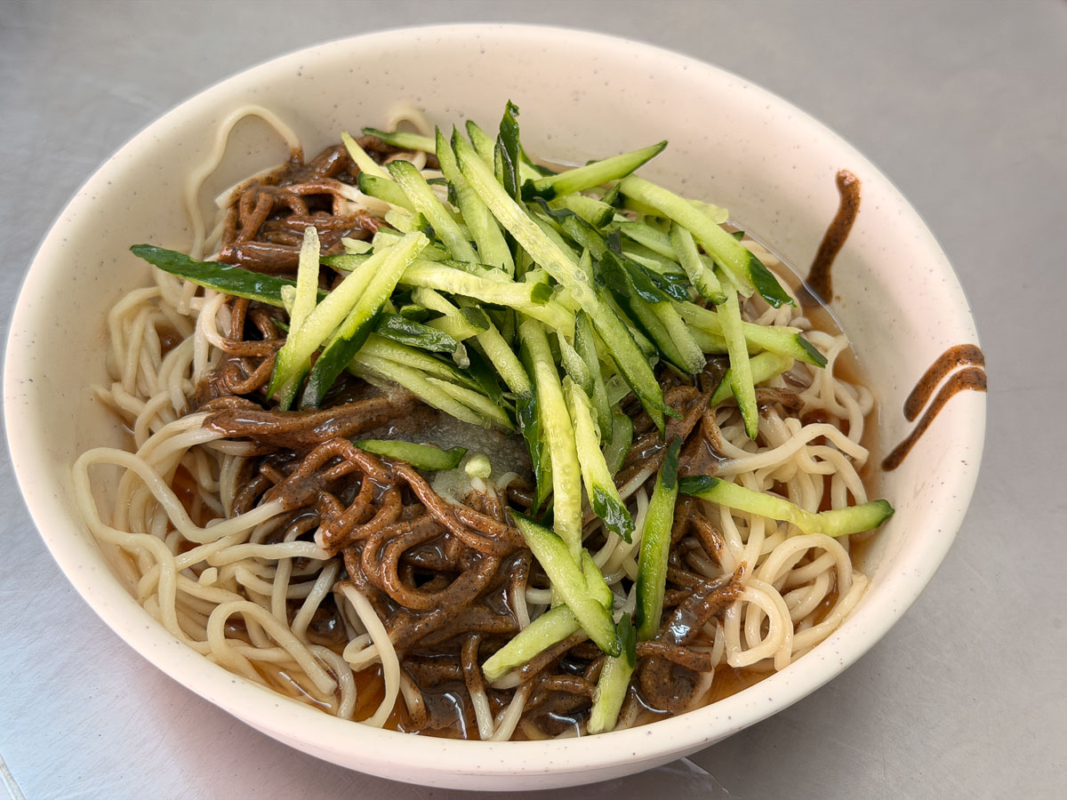 【鴻元涼麵】三重在地人才知極濃黑芝麻醬.手工水餃.炒飯必點！