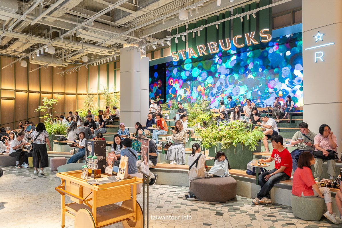 【星巴克典藏 DREAM PLAZA 台北】信義區網美黃金美人魚牆! 【星巴克典藏 DREAM PLAZA 台北】信義區網美黃金美人魚牆!