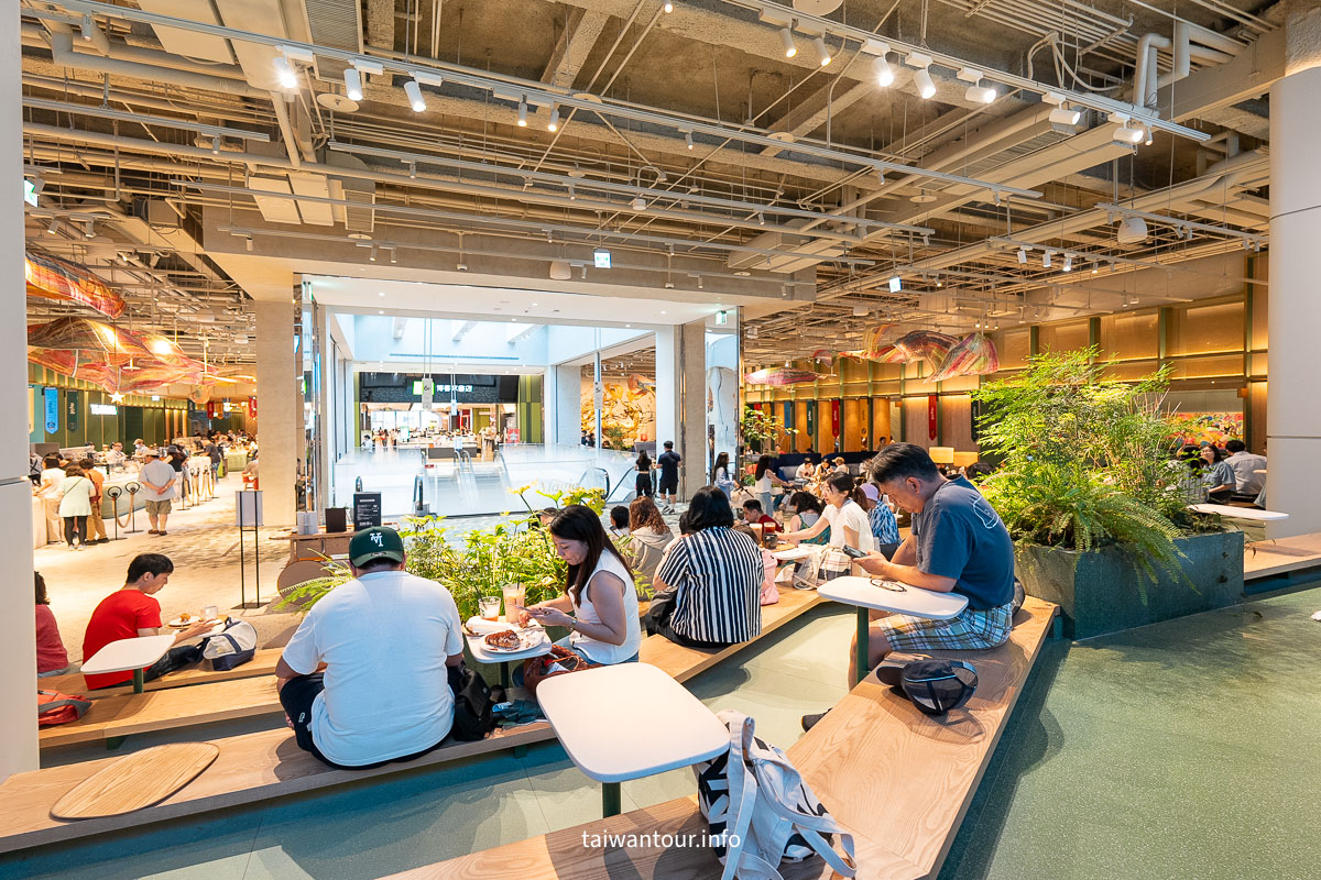 【星巴克典藏 DREAM PLAZA 台北】信義區網美黃金美人魚牆! 【星巴克典藏 DREAM PLAZA 台北】信義區網美黃金美人魚牆!