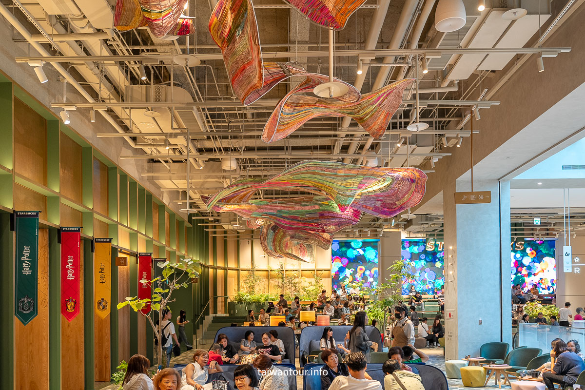 【星巴克典藏 DREAM PLAZA 台北】信義區網美黃金美人魚牆! 【星巴克典藏 DREAM PLAZA 台北】信義區網美黃金美人魚牆!
