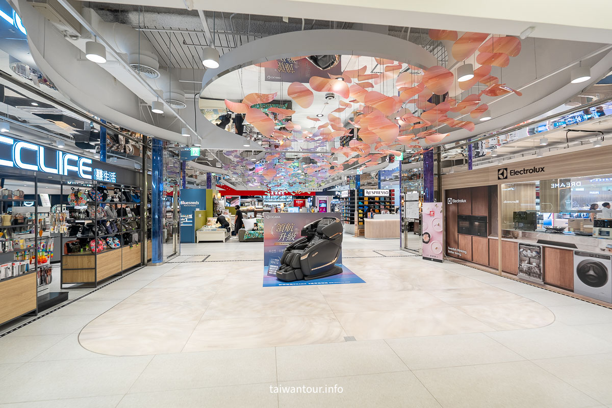 【星巴克典藏 DREAM PLAZA 台北】信義區網美黃金美人魚牆! 【星巴克典藏 DREAM PLAZA 台北】信義區網美黃金美人魚牆!