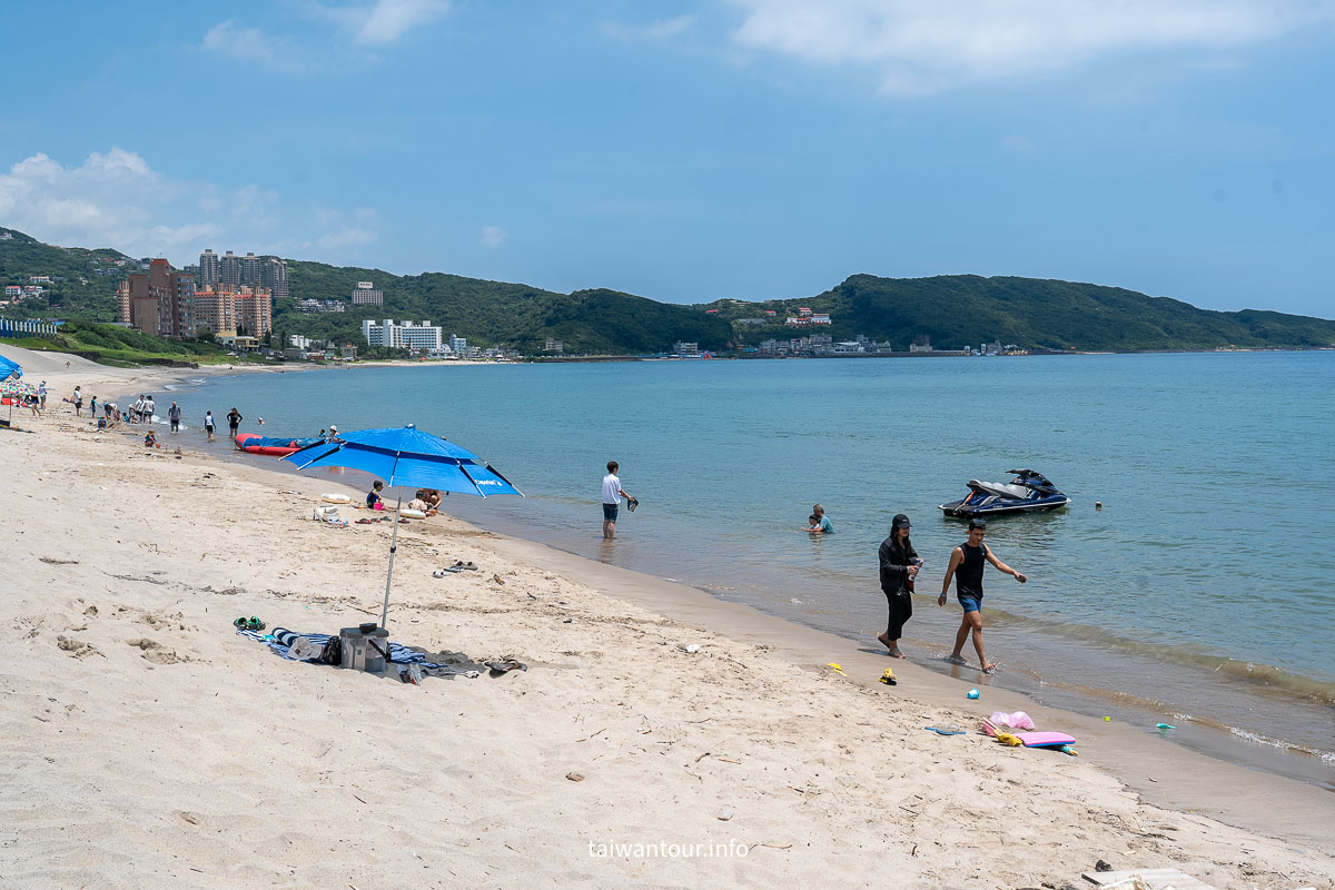 【2026萬里沙灘】翡翠灣海水浴場玩水攻略.交通.停車.抹茶山丘一次看 【2026萬里沙灘】翡翠灣海水浴場玩水攻略.交通.停車.抹茶山丘一次看