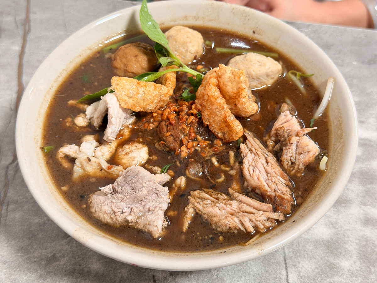 【小媽泰國船麵】三重超正宗泰國街頭黑湯、冬蔭功酸辣過癮