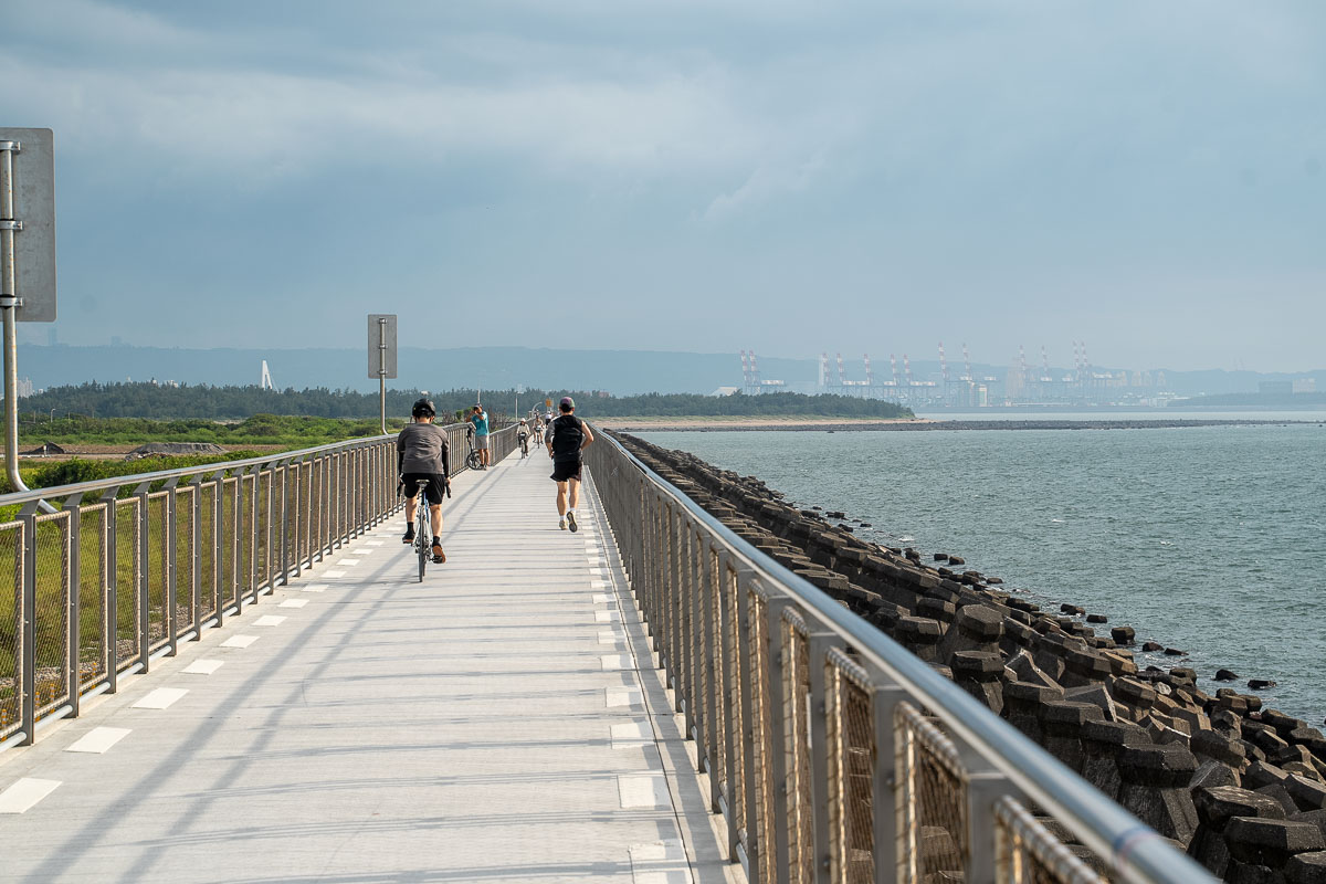 【觀海長堤自行車道】淡海新市鎮.追電影《想見你》同款夕陽