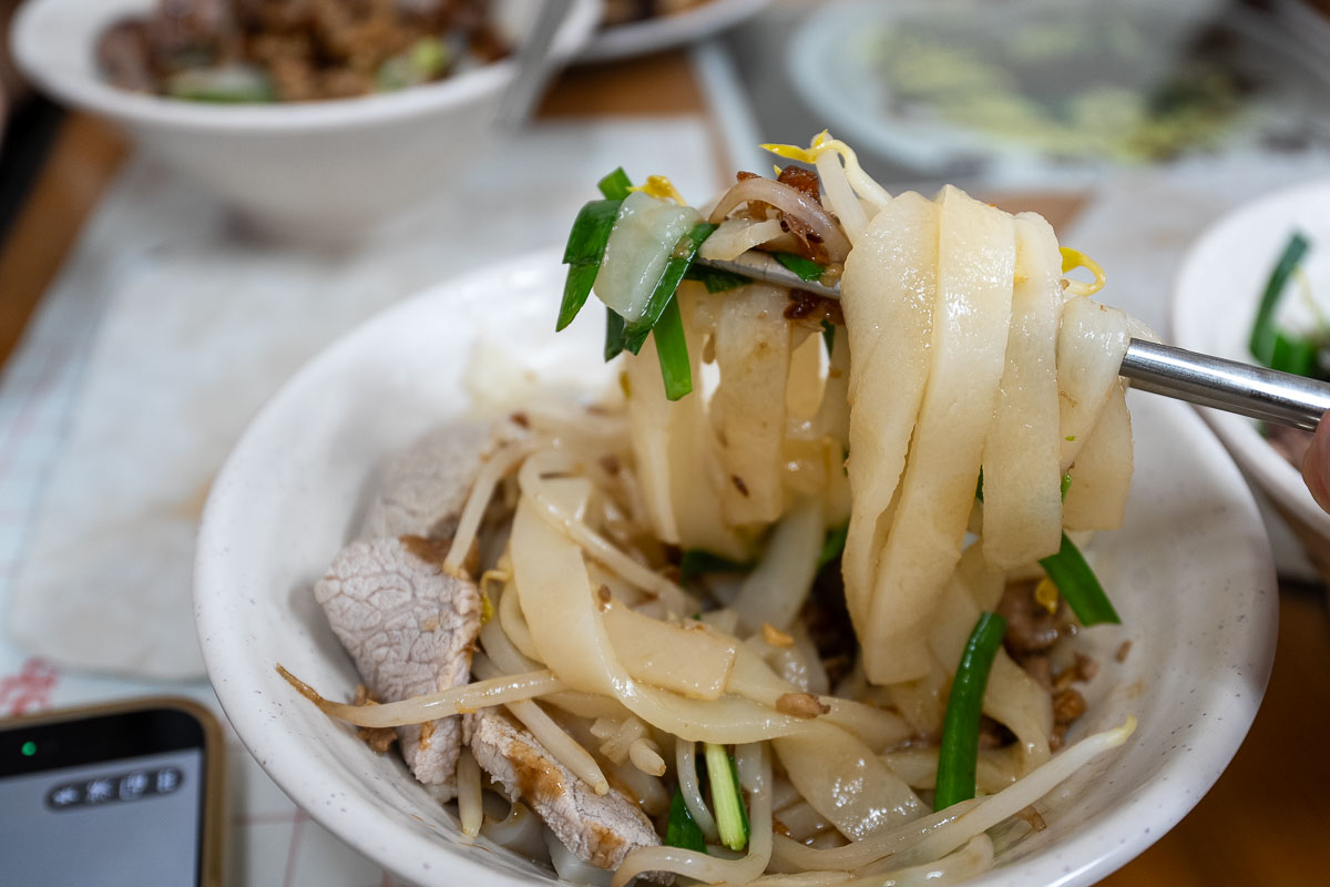 【元福麵館】苗栗傳統客家粄條與古早味香濃油蔥香 【元福麵館】苗栗傳統客家粄條與古早味香濃油蔥香