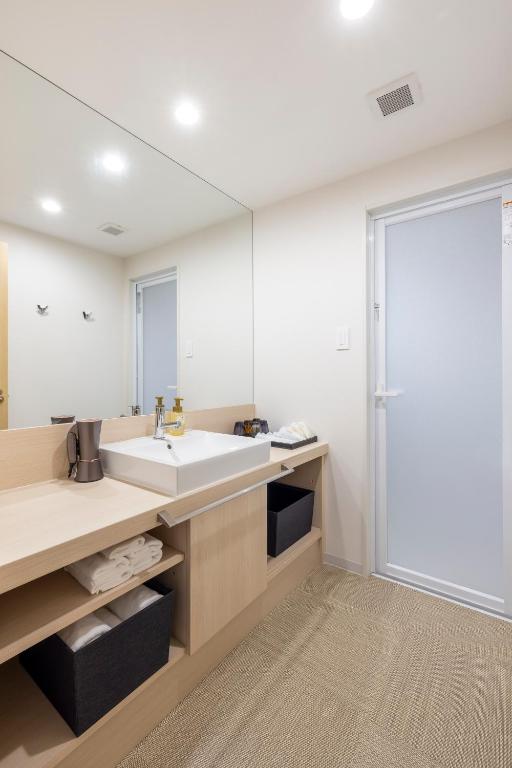 【ALPHABED INN 那霸國際通りWEST住宿體驗】4～7人家庭房推薦，走路逛國際通、牧志市場超方便