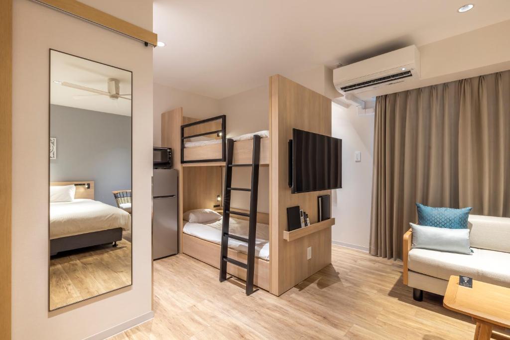 【ALPHABED INN 那霸國際通りWEST住宿體驗】4～7人家庭房推薦，走路逛國際通、牧志市場超方便