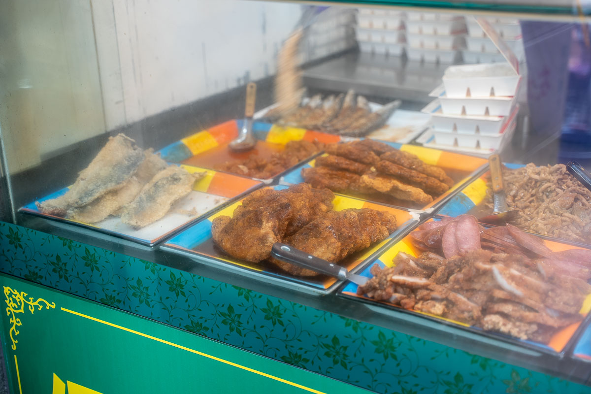 【二哥的店美食館】三重75元平價便當推薦、菜單特色與交通攻略