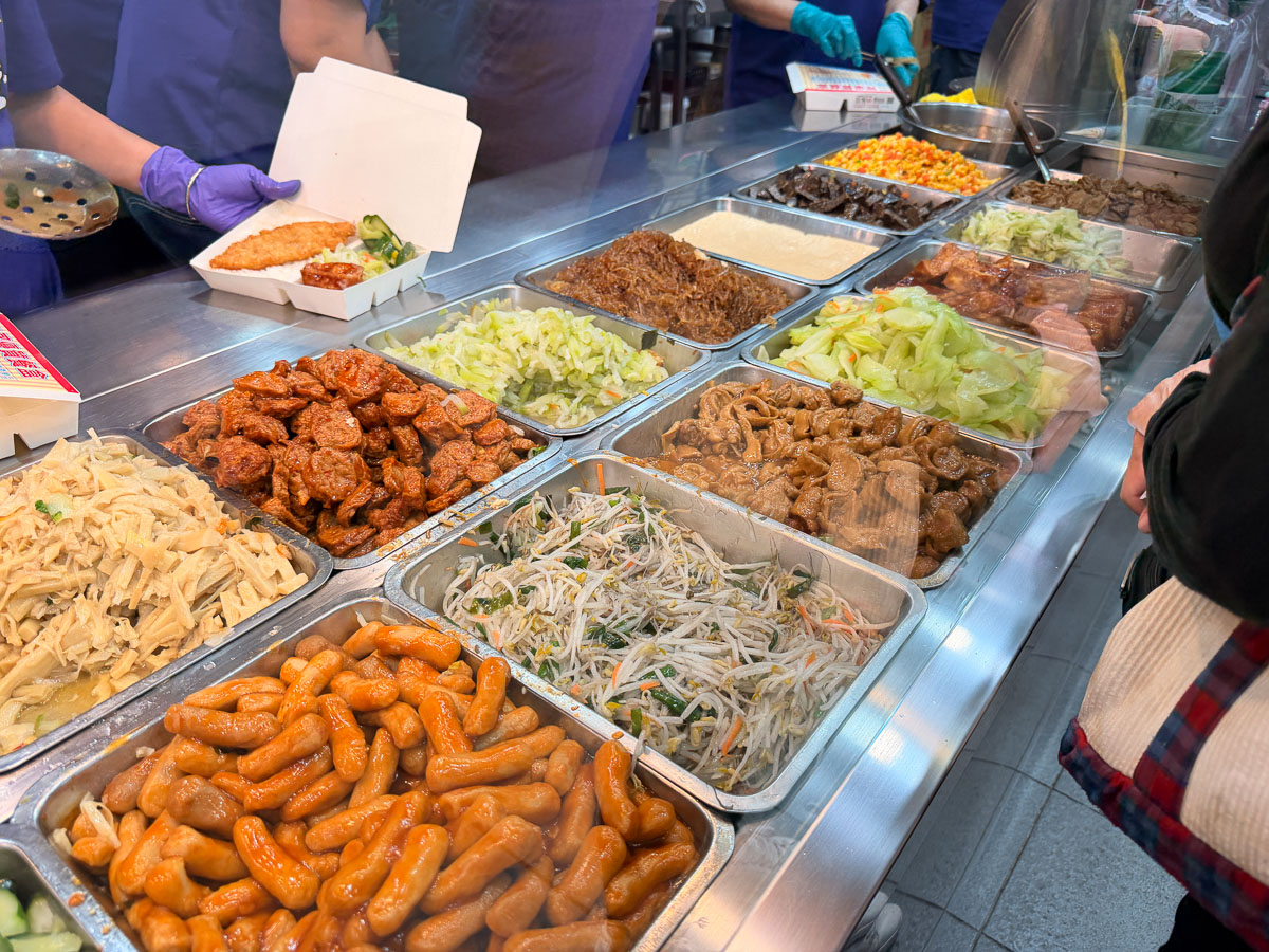 【二哥的店美食館】三重75元平價便當推薦、菜單特色與交通攻略