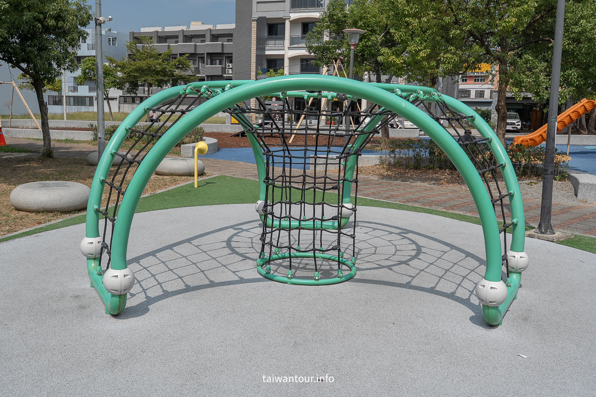 【新埔柿子公園特色遊具】新竹全台首座柿餅主題遊戲場，6公尺柿子溜滑梯超吸睛！