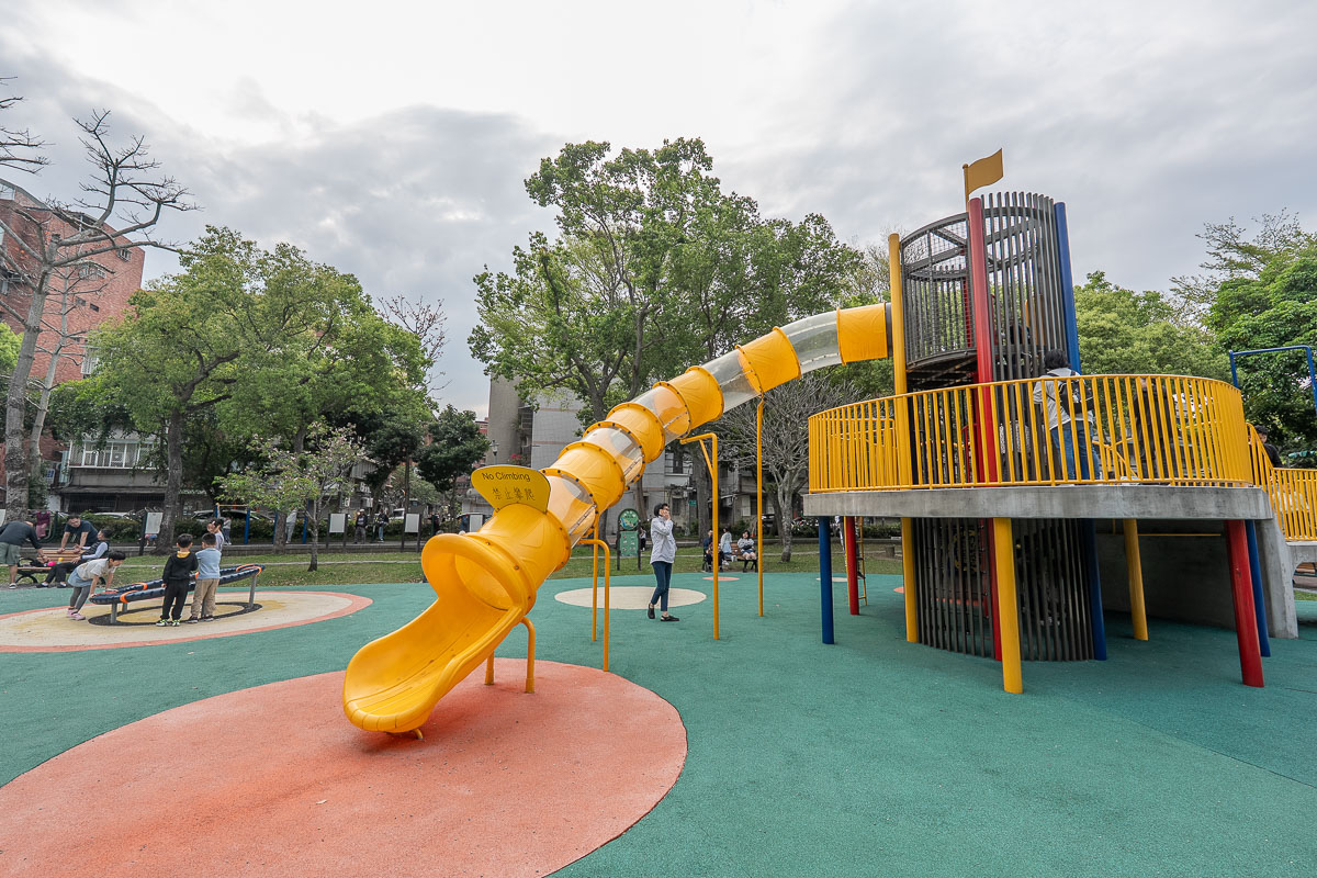 【景華公園共融式遊戲場】台北文山區親子景點特色公園 【景華公園共融式遊戲場】台北文山區親子景點特色公園