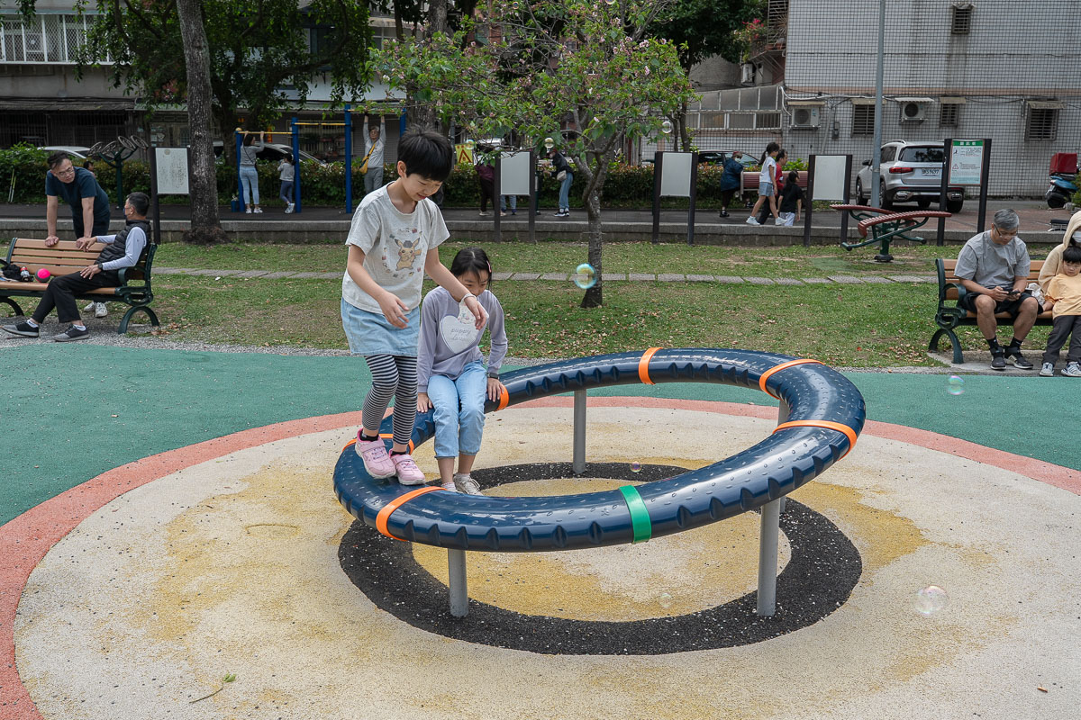 【景華公園共融式遊戲場】台北文山區親子景點特色公園 【景華公園共融式遊戲場】台北文山區親子景點特色公園